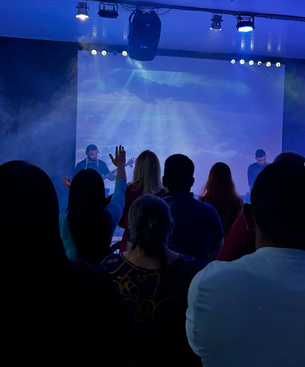 Pessoas reunidas em um culto de adoração